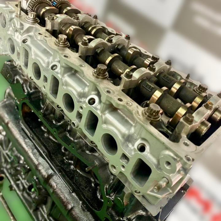 retífica de motores a gasolina em Juiz de Fora – cabeçote desmontado sendo testado